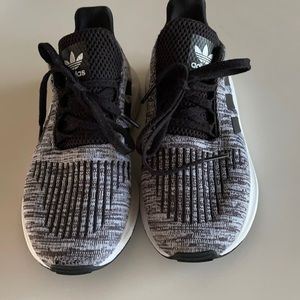 Boys adidas tennis shoe